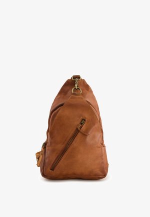 Sac à bandoulière triangulaire en cuir marron avec plusieurs compartiments zippés et un attachement en métal sur le dessus. Texture lisse, accents minimaux.