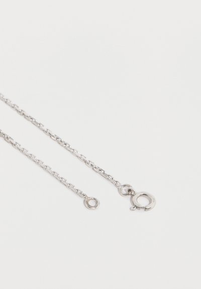 Collar de cadena plateada con eslabones entrelazados, un cierre circular y un pequeño detalle de anillo. El acabado es liso y reflectante.
