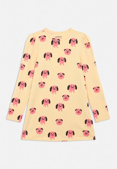 Langärmliges, cremefarbenes Kleid mit pinkfarbenen Cartoon-Hundegesichtern mit schwarzen Ohren, die über den gesamten Stoff verteilt sind.