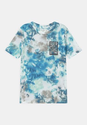Børne T-shirt med korte ærmer i blå, hvid og grå batikmønster og lodret "ABERCROMBIE" logo på brystet.