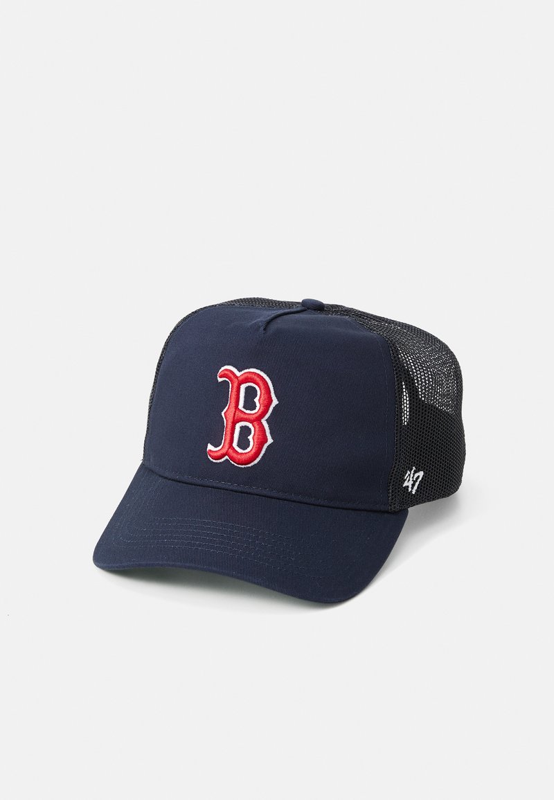 Berretto da baseball navy con logo ricamato rosso "B", design strutturato e lati in rete per traspirabilità. Dotato di cinturino regolabile sul retro.