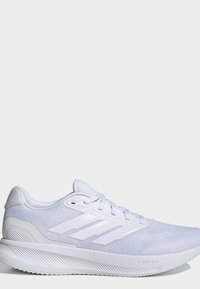 Chaussure de running blanche basse avec fermeture à lacets, semelle texturée et trois fines bandes latérales, conçue pour le confort et le soutien.