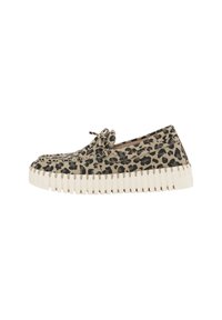 Zapatos con estampado de leopardo de un material texturizado, en colores beige y negro, con una gruesa suela blanca y un detalle de lazo en la parte delantera.