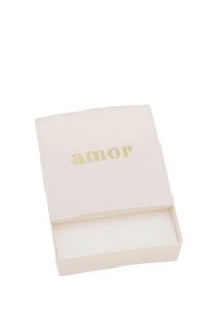 Piccola scatola aperta bianca con testo dorato "amor" sul coperchio, interno vuoto, sfondo semplice.