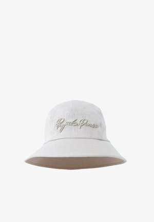 Cappello a secchiello bianco realizzato in tessuto testurizzato, con il logo ricamato "Repeat Paris" sul davanti e una visiera ampia rivolta verso il basso.