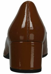 Escarpin en cuir verni marron avec un bout arrondi et une finition lisse, doté d'un talon carré et d'un détail de couture central.