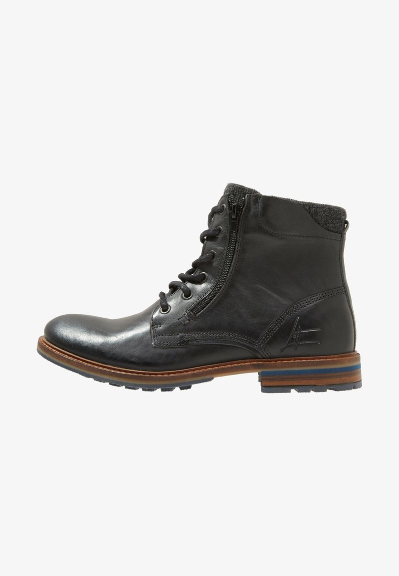Bottine en cuir noir avec fermeture à lacets à l'avant, fermeture éclair latérale, col rembourré et semelle en bois empilée avec une bande accent bleu.