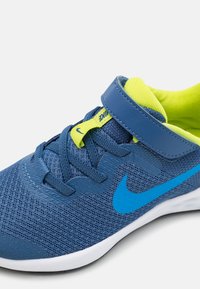 Nike Performance NIKE REVOLUTION 6 (PSV) - Sapatos para corrida em estrada - mystic navy/photo blue/atomic green