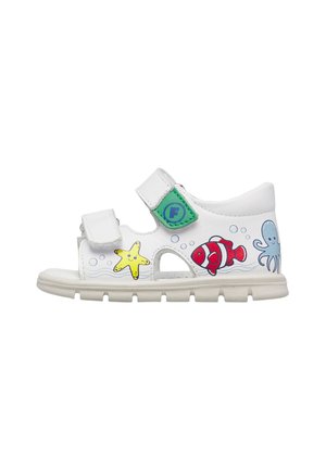 Weiße Kindersandale mit grünem Riemen, mit bunten Meerestieren: Seestern, Clownfisch und Oktopus an der Seite.