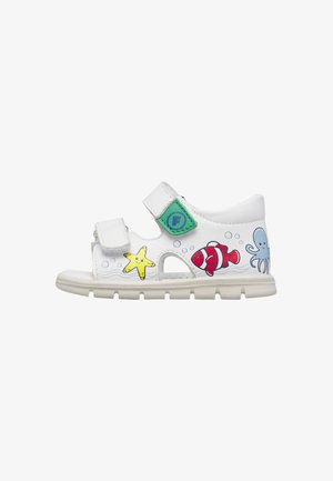 Sandale blanche pour enfants avec une sangle verte, ornée de créatures marines colorées : étoile de mer, poisson-clown et pieuvre sur le côté.