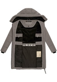 Grijze gewatteerde jas met een zwarte fleece binnenkant. Bevat twee met rits afsluitbare zakken, een capuchon en witte bies langs de randen. Merkenlabel zichtbaar.