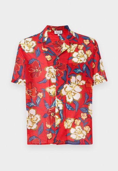 Chemise rouge à manches courtes arborant un motif floral en crème, jaune et bleu, avec un devant boutonné et un col classique.