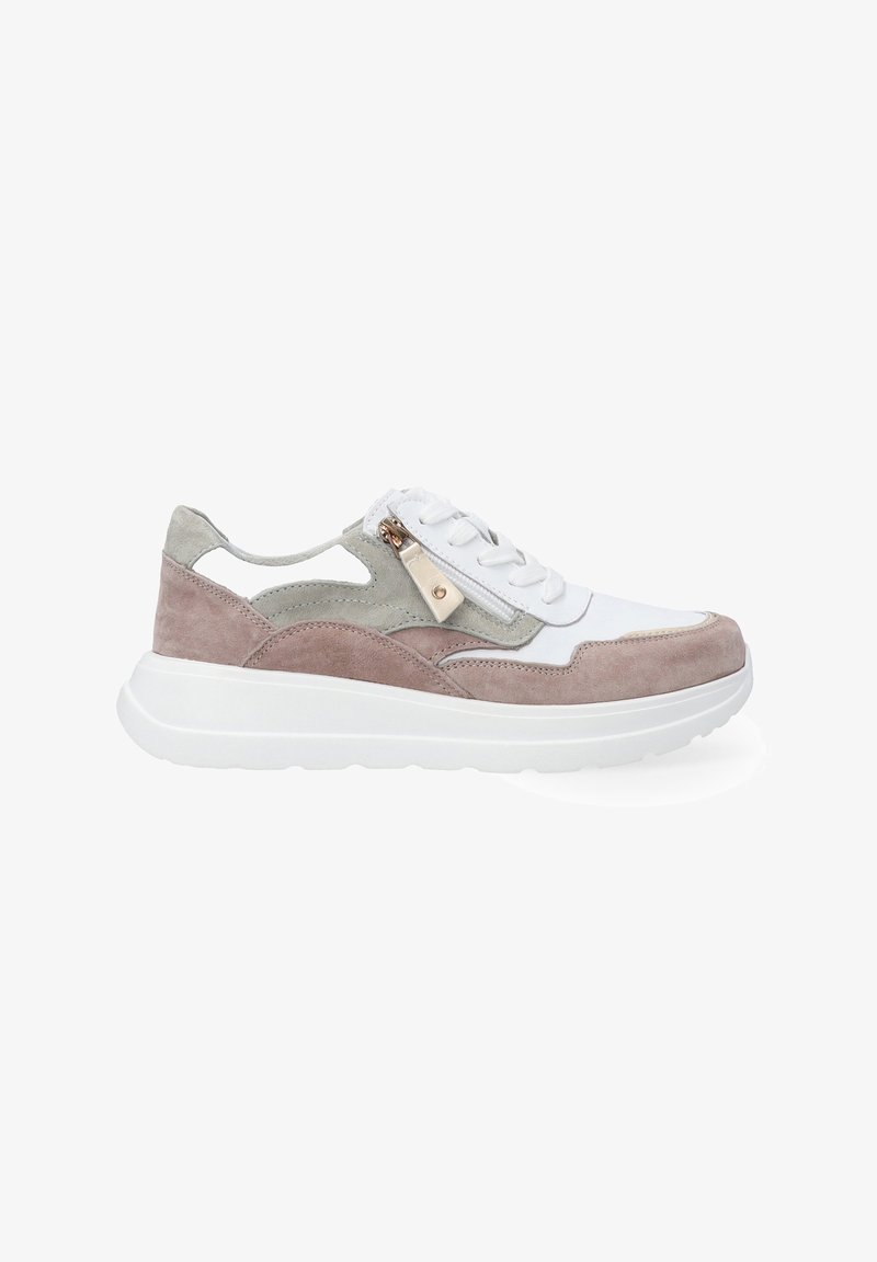 Baskets en cuir blanc et daim taupe, avec un accent en daim gris, fermeture à lacets et une fermeture éclair sur le côté.
