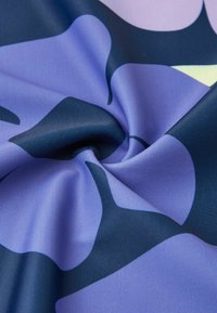 Tkanina z falistym wzorem w odcieniach fioletu i ciemnoniebieskiego, charakteryzująca się miękką teksturą oraz gładką, błyszczącą powierzchnią.