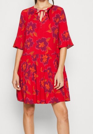 Rotes Blumenkleid mit kurzen Ärmeln, V-Ausschnitt und Bindungsdetail. Hat große lila und orangefarbene Blumen, einen gestuften Rock und leichtes Material.