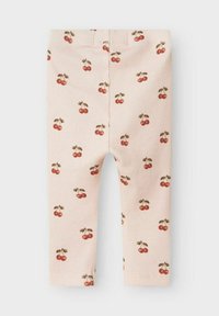 Roze geribde legging met een herhalend kersenpatroon in rood en groen. Zacht materiaal met een elastische tailleband voor comfort.