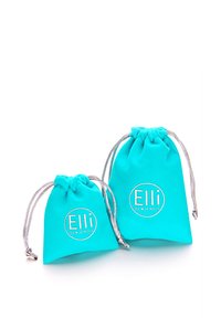 Sacchetti di stoffa turchese per gioielli in due dimensioni, con cinturini in argento e logo in rilievo con "Elli" e "AMiamo I GIOIELLI."