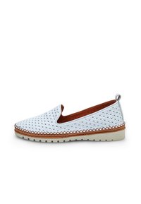 Fehér, szőtt slip-on cipő barna bőr díszítéssel, texturált felsőrésszel és gumitalppal, amelyen kis körminták találhatók.