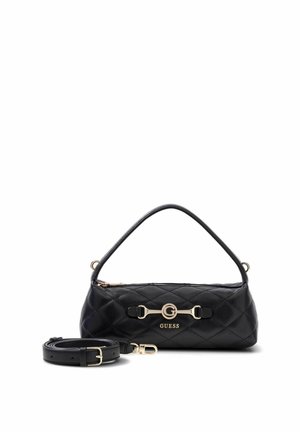 Sac à main matelassé noir Guess avec logo doré, poignée courte sur le dessus et une longue bandoulière détachable et réglable posée à côté.
