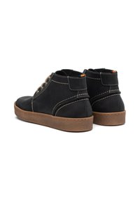 Zwarte leren hoge schoenen met een bruine rubberen zool. Voorzien van beige stiksels en een kleurrijke accentlabel aan de achterkant.