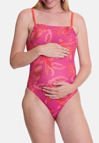 Rosa Badeanzug mit floralen Mustern in Rottönen. Er hat dünne Träger und ein tailliertes Design, ideal für einen Strandaufenthalt.