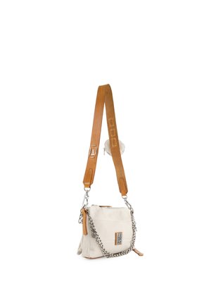 Malá béžová kabelka přes rameno s hnědým nastavitelným popruhem, stříbrným řetízkovým detailem, značkovou nášivkou a zapínáním na zip.
