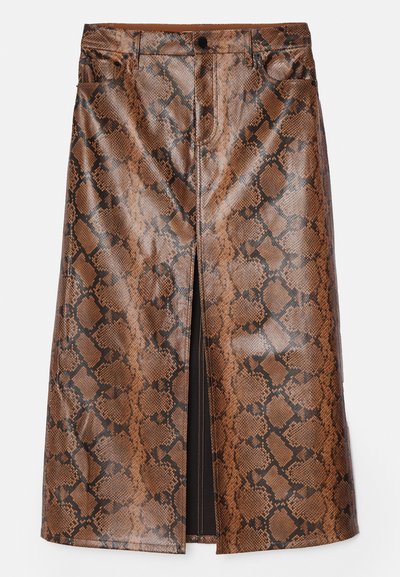 Bruine slangenprint midi-rok van glanzend, textuur materiaal, met een voorklep en traditionele jeans-stijl zakken.
