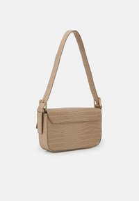 Beige axelremsväska med en texturerad krokodilmönster, med en platt front, justerbar rem och detaljer i guldton.