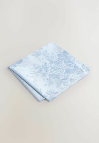 Helles blaues Seiden-Taschentuch mit floralem Muster, ordentlich gefaltet, mit glatter Textur und gleichmäßigen Kanten.