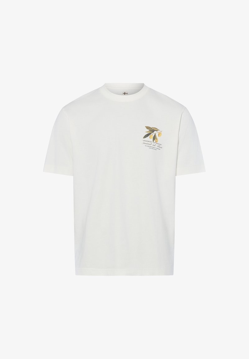 T-shirt blanc à manches courtes avec un petit imprimé botanique et du texte sur le côté gauche de la poitrine, présentant des feuilles vertes et un fruit jaune.