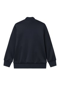 Marineblå bomberjakke med en jevn tekstur, ribbede mansjetter og krage. Har et enkelt, minimalistisk design uten synlige logoer eller mønstre.