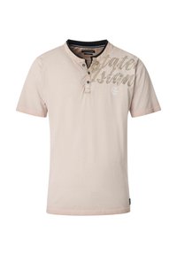 Beige Kurzarm-Henley-Shirt mit schwarzen Kragenbesätzen, einer Drei-Knopf-Leiste und hellbraunem Grafiktext auf der linken oberen Brust.