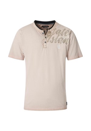 Beige kortærmet henley skjorte med sort krave, treknaps placket og lysebrune grafiske bogstaver på øverste venstre bryst.