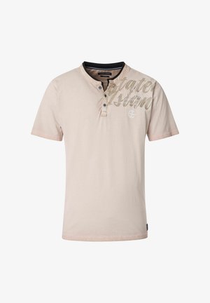 Beżowa koszulka henley z krótkim rękawem, z czarnym obszyciem kołnierzyka, trzyguzkowym zapięciem oraz jasnobrązowym nadrukiem tekstu na górnej lewej stronie klatki piersiowej.