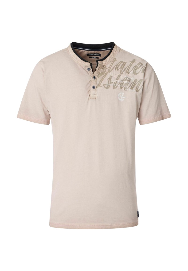 Beige Kurzarm-Henley-Shirt mit schwarzen Kragenbesätzen, einer Drei-Knopf-Leiste und hellbraunem Grafiktext auf der linken oberen Brust.