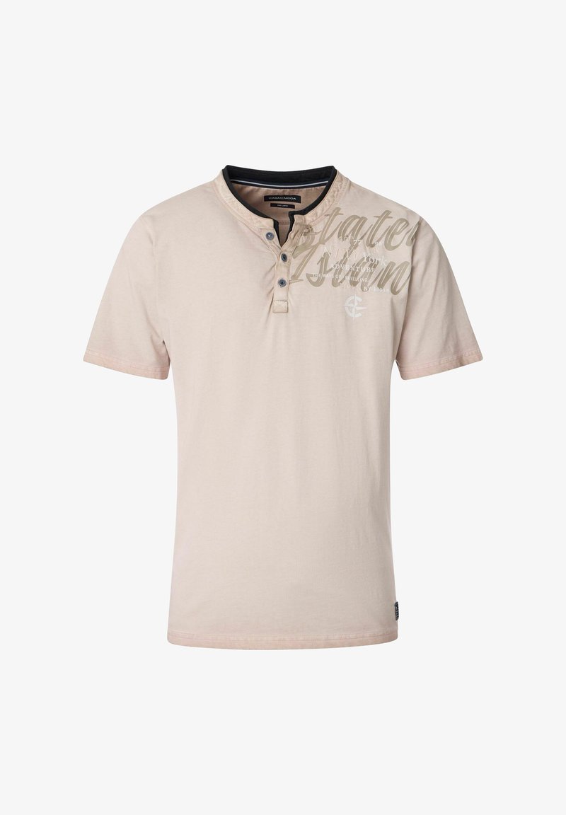 Beżowa koszulka henley z krótkim rękawem, z czarnym obszyciem kołnierzyka, trzyguzkowym zapięciem oraz jasnobrązowym nadrukiem tekstu na górnej lewej stronie klatki piersiowej.