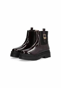 Botas de tobillo de un burdeos oscuro y brillante con una suela gruesa negra. Cuentan con un panel lateral elástico y una hebilla decorativa en el costado.