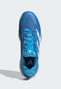 Modrá sportovní bota s prodyšným svrškem, strukturovaným designem a plochými tkaničkami. Má bílou logovou aplikaci se třemi pruhy a polstrovaný jazyk pro pohodlí.