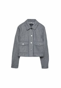 Szary żakiet w jodełkę z kołnierzykiem, zapięciem na guziki z przodu, dwiema kieszeniami na piersiach i skróconym fasonem. Teksturowana tkanina o subtelnym wzorze.