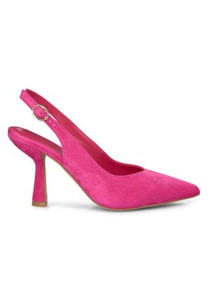 Zapato de tacón destalonado de ante rosa con punta afilada, tacón en ángulo y acento de hebilla en la correa. Textura suave y color sólido.