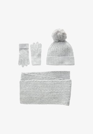 Grijze gebreide accessoireset omvat een geribde beanie met nepbont pompon, bijpassende handschoenen en een gestructureerde sjaal. Het materiaal lijkt zacht te zijn.