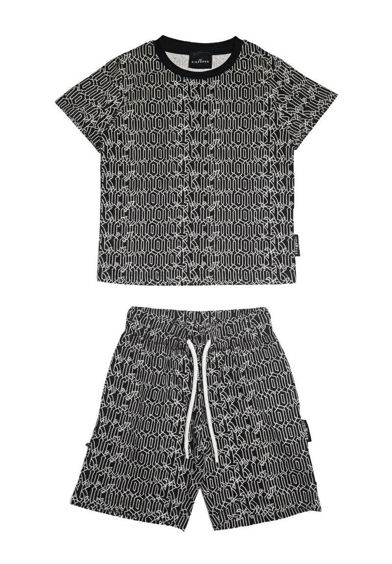 Completo composto da camicia nera a maniche corte e pantaloncini, entrambi con motivo geometrico bianco a tutto campo e colletto nero a coste sulla camicia.