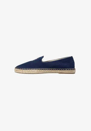 Zapato tipo alpargata azul marino con suela de yute trenzado y detalles de costuras, vista lateral sobre fondo blanco.