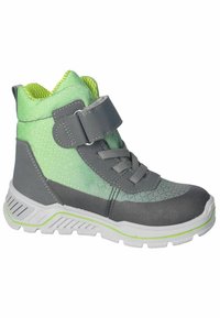 Zapatillas altas en gris y verde con parte superior texturizada, cierre con cordones en la parte delantera, correa de gancho y lazo, y suela blanca con detalles verdes.