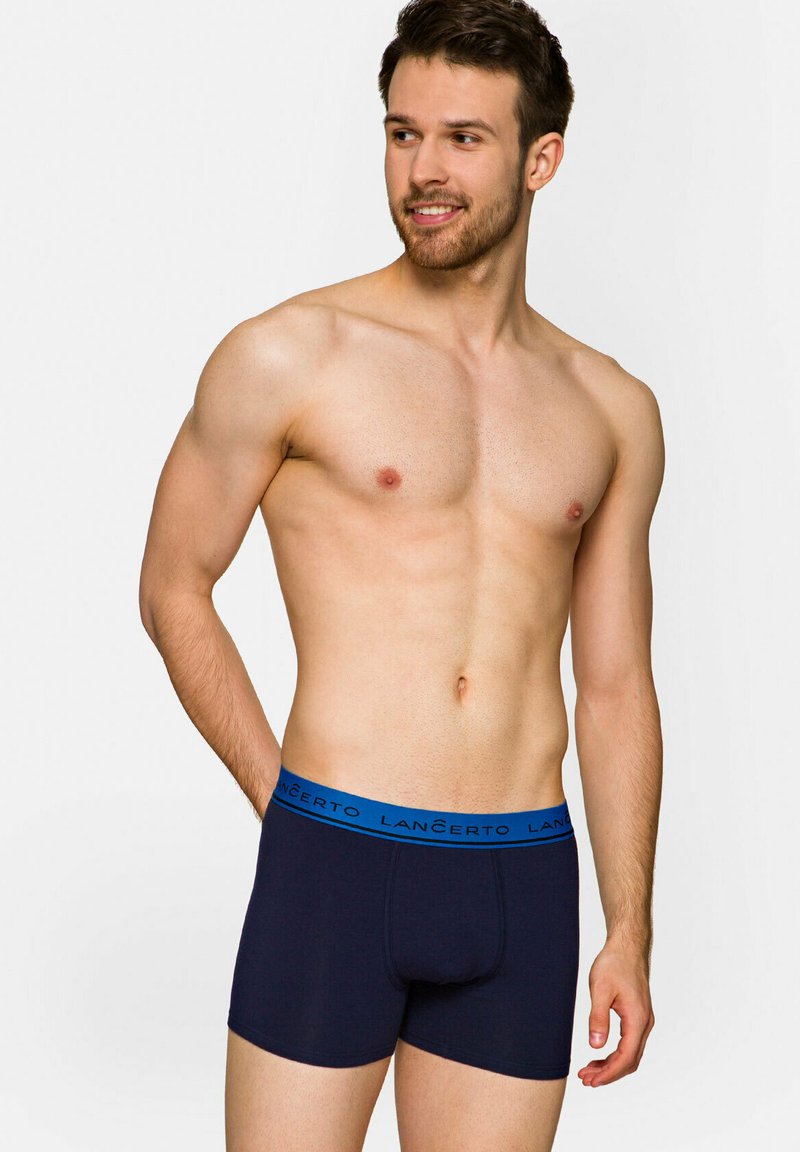 Granatowe bokserki z miękkim paskiem w talii, na którym znajduje się nazwa marki "LANCERTO" w jasnoniebieskim kolorze; gładki materiał o dopasowanym kroju.