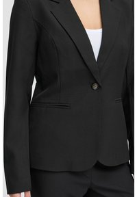 Černý blazer s přiléhavým střihem, jednořadým zapínáním na knoflík, klopovými límci a bočními kapsami. Hladká textura s strukturovaným tvarem.