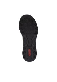 Soletta di scarpa in gomma nera con motivi di presa testurizzati e un accento centrale rosso con la scritta "rieker." Forma arrotondata con battistrada pronunciato.