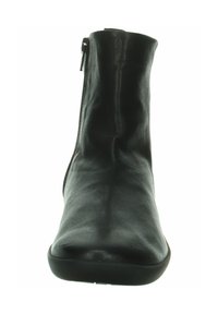 Bottines en cuir noir avec une texture lisse, bout arrondi et fermeture éclair sur le côté pour un enfilage facile. Semelle en caoutchouc légère avec un profil minimal.