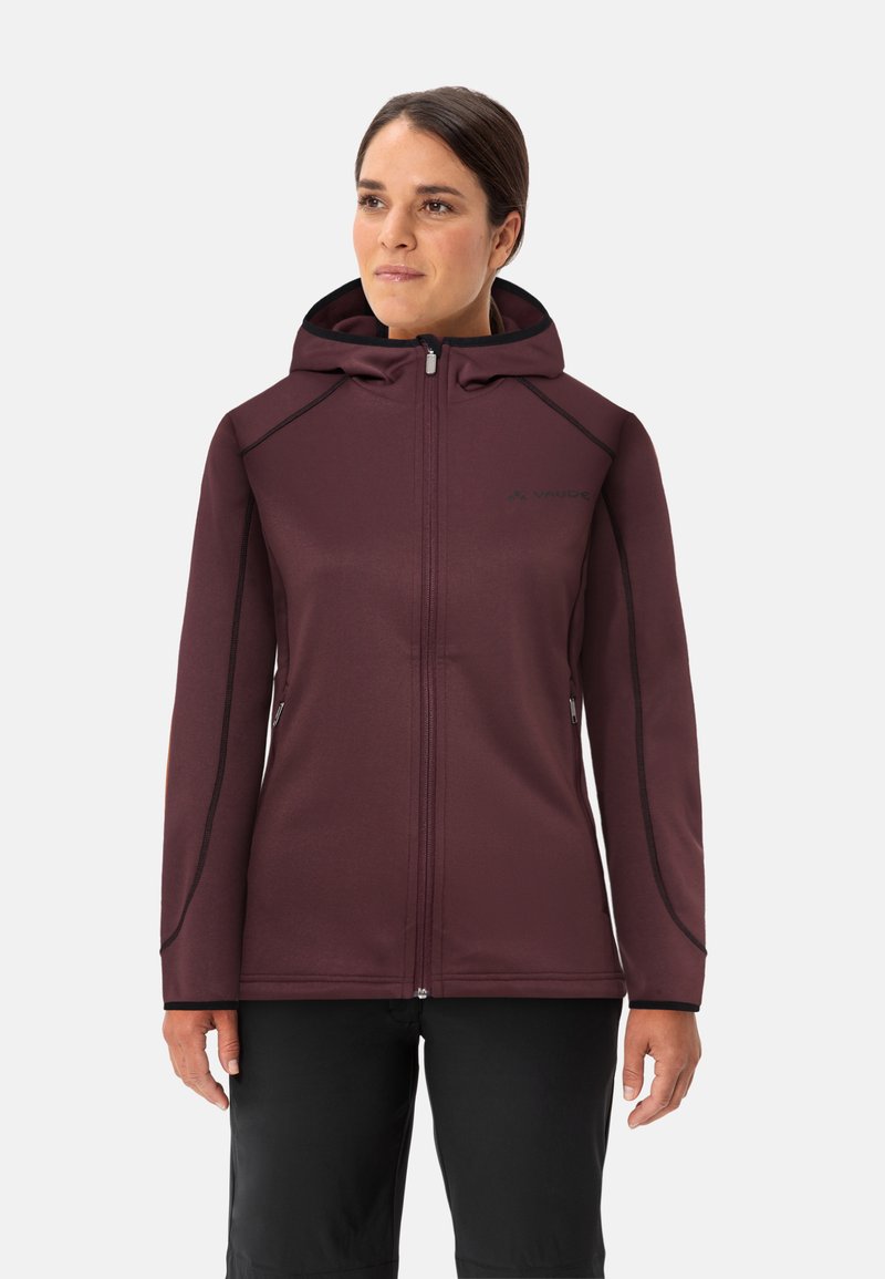 Bordeaux softshell jack met een rits aan de voorkant, capuchon en zwarte accenten. Kenmerken zijn een gladde textuur en een gestroomlijnd ontwerp met twee zijzakken.
