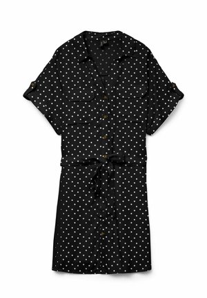 Robe noire à manches courtes boutonnée avec des pois blancs, ceinture nouée à la taille et deux poches poitrine à rabats.